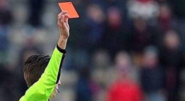 L'arbitro mostra un cartellino rosso