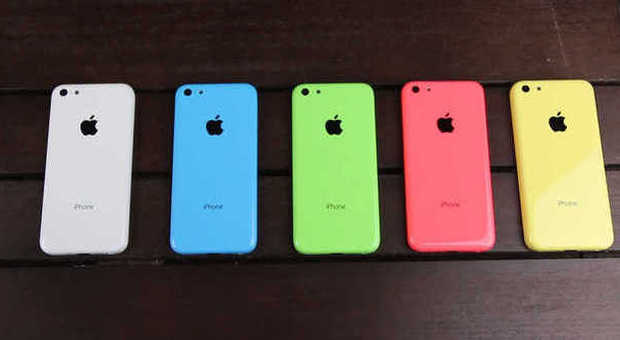 Apple lancia un nuovi iPhone 5C: Disponibile a 579 euro ma con soli 8 Gb