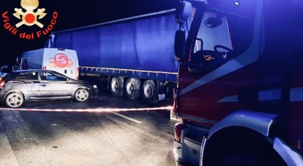 Pesaro, il camion sbanda sul ghiaccio: Mario muore tra le lamiere a 60 anni