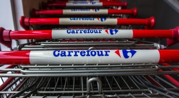 Carrefour, il supermercato chiude: 52 dipendenti licenziati con un messaggio su Whatsapp
