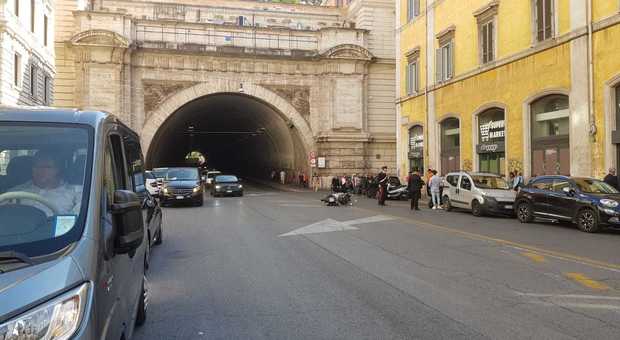 Roma, chiazza d'olio nel traforo: scooter e moto finiscono a terra, traffico deviato