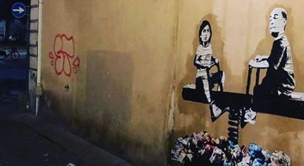 Roma, nuovo murales a due passi dal Campidoglio: Raggi e Zingaretti si dondolano tra i rifiuti