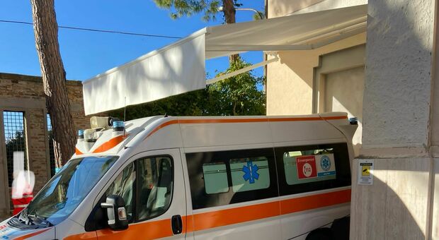 Tettoia beffa all’ospedale di Osimo, copre (solo) metà ambulanza