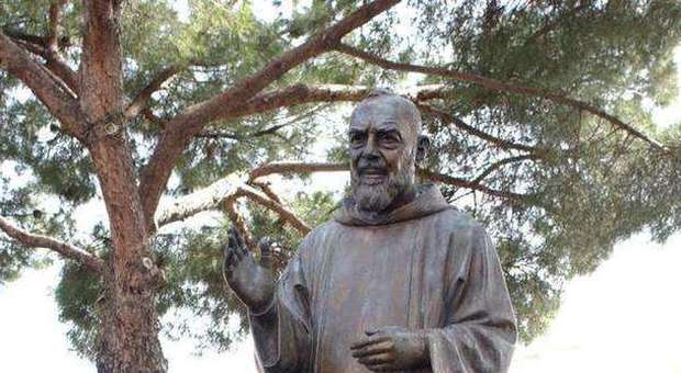 Statue di Padre Pio nel mirino dei ladri, i fedeli: «Vergogna»