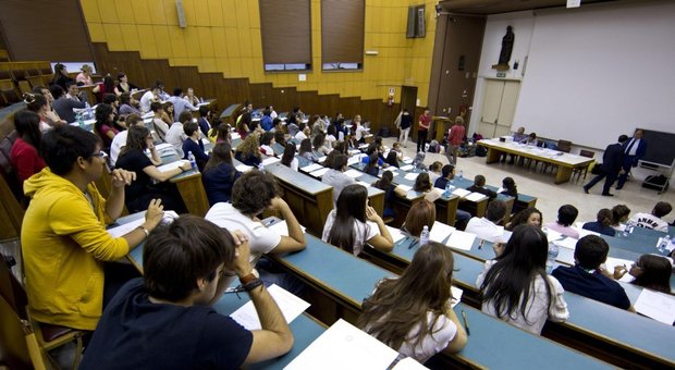 Doppio lavoro, sotto inchiesta 15 professori universitari di Napoli
