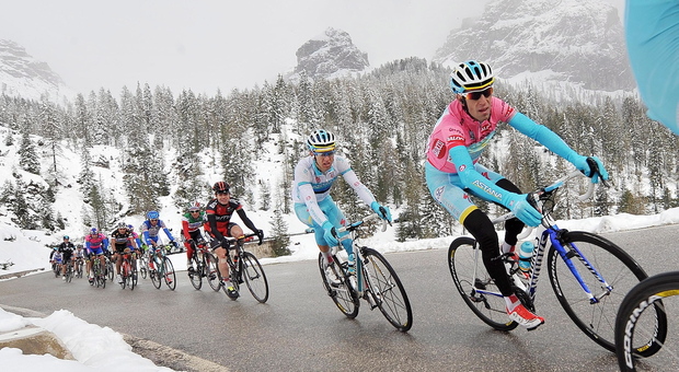 Giro d'Italia, mezzo metro di neve all'arrivo della 19esima tappa