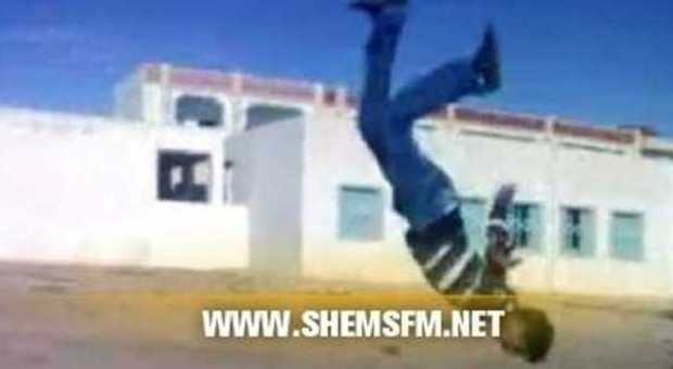 La foto pubblicata dall'emittente radiofonico tunisina ShemsFm che mostra il giovane attentatore impegnato in passi di breakdance