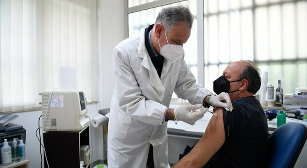 Vaccini a Napoli, l'ira dei medici di famiglia: «Noi, lasciati senza fiale». Ma l'Asl replica: «Le dosi ci sono»