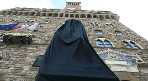 Firenze, un drappo nero sulla statua del David. Nardella: «Gesto di lutto e dolore per l'Ucraina nel giorno dalla nascita di Michelangelo»