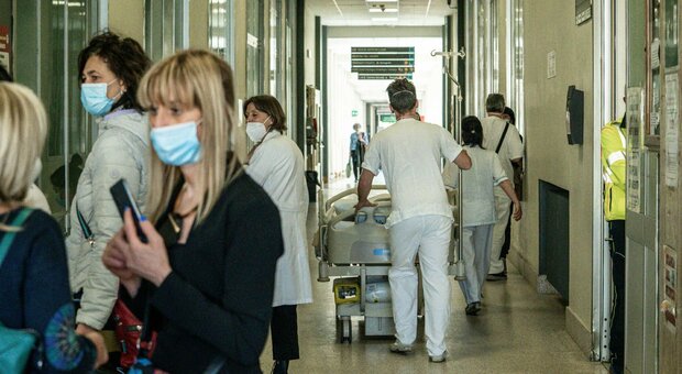 Covid, stretta sugli ospedali: «Medici positivi lontani dai malati». Mascherine, Dad e smart working: cosa cambia