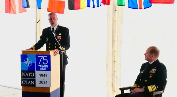 L’ammiraglio Rob Bauer, Capo del Comitato Militare della Nato, e l’ammiraglio Stuart B Munsch, Comandante Sesta Flotta Usa