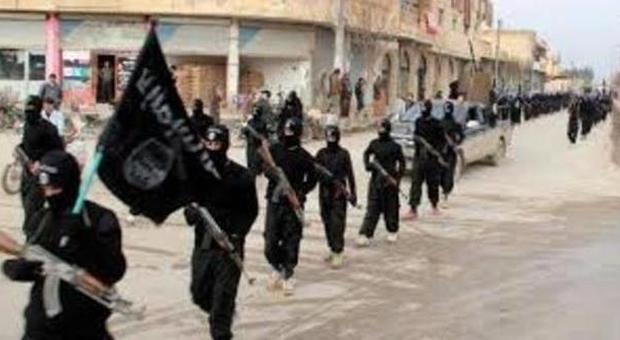 Attentato a Parigi, l'Isis rivendica l'attacco: «Vendetta per la Siria». Poi minaccia Roma e Londra