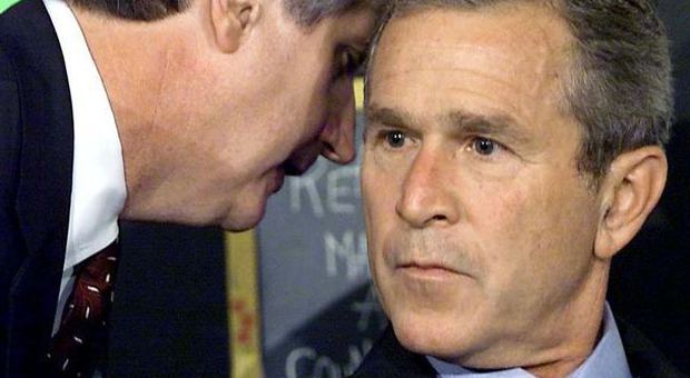 George W. Bush viene avvertito degli attentati alle Torri Gemelle
