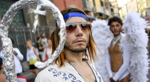 Napoli, Mediterranean Pride: «No ai porti chiusi». L'escort del dossier contro i preti gay sfila vestito da Gesù