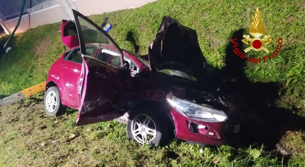 Salzano, perde il controllo della Ford Fiesta e vola nel fosso: conducente gravissimo in ospedale