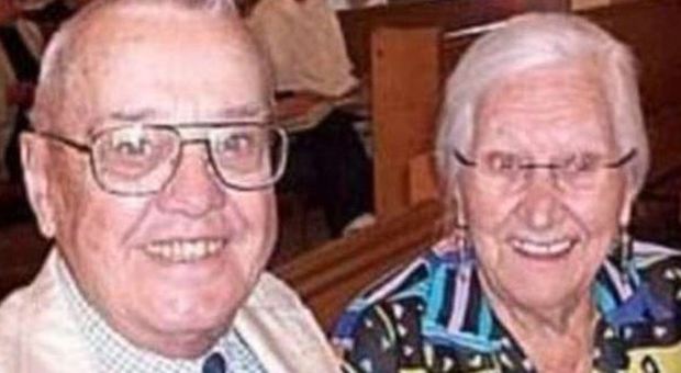 Muoiono abbracciati dopo 75 anni di matrimonio: la foto commuove il web