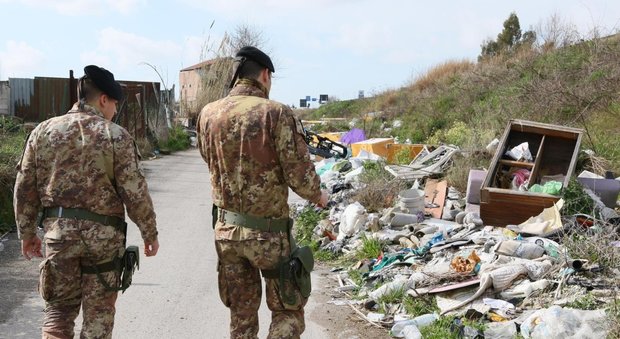 Militari controllano l'area della Terra dei fuochi in una foto del 3 Marzo 2015