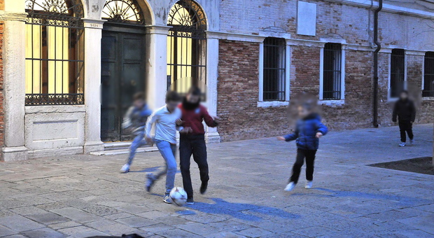 A Venezia vietato giocare a chi ha più di 11 anni. Ma ci sono quelle 67 piazze dove ancora si può