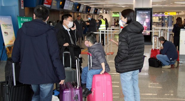 Coronavirus, tensione fra Italia e Cina per lo stop dei voli. Di Maio: «Il blocco resta»