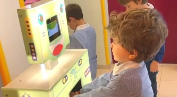 Robin, il robot che misura la temperatura e igienizza le mani ai bambini