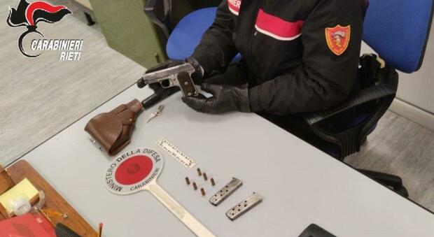 Pistola e munizioni detenute illegalmente, arrestato