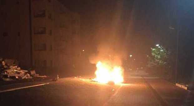 Esplode nella notte la rabbia contro i profughi: i residenti bruciano i mobili