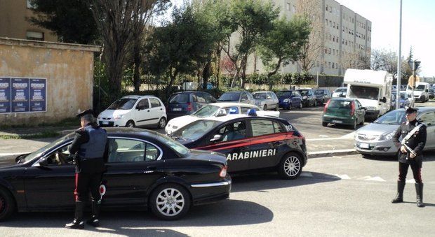 Roma, maxi blitz nelle spiazze dello spaccio: 7 arresti. Padre cerca di coprire il figlio che getta la droga