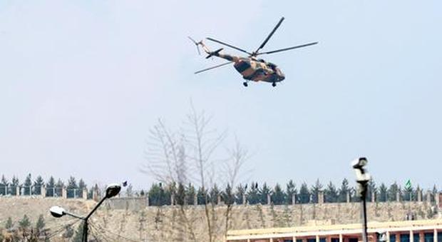 Cade un elicottero militare in Afghanistan: 25 morti. I talebani: «Lo abbiamo abbattuto»
