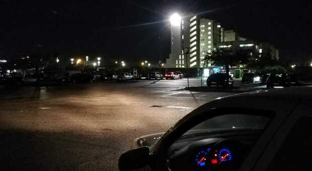 Il parcheggio dell'ospedale Perrino di Brindisi al buio
