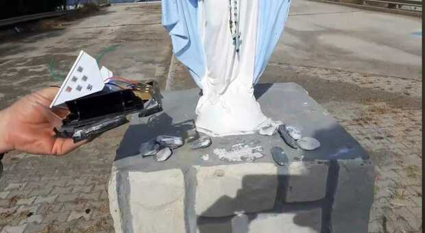 Vandalizzata la «Madonnina dei Canali» a Licola. È la terza immagine sacra rovinata nei Campi Flegrei