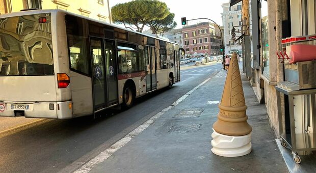 Fa molto caldo: e il cono gelato in piazza Argentina diventa un... arredo urbano
