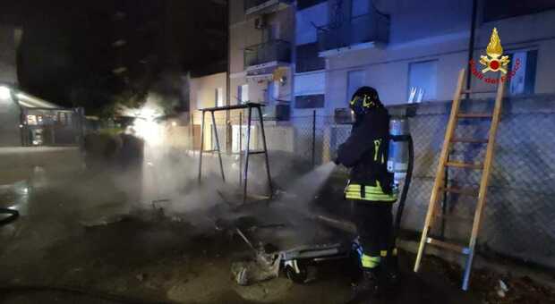 Pesaro, raid incendiario dei vandali: cassonetti a fuoco, auto danneggiate