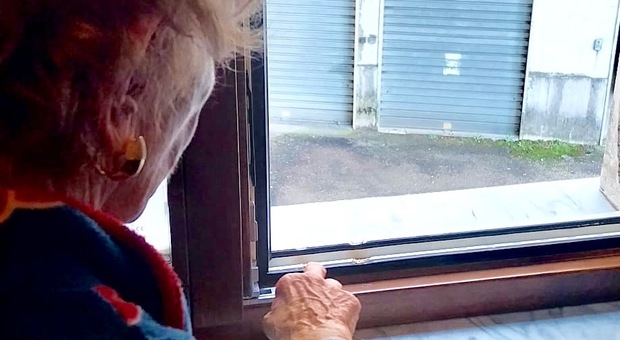 La moglie dell'ex sindaco mostra la finestra forzata