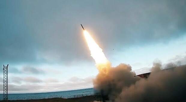 Guerra ucraina, nuova super bomba a lungo raggio in arrivo dagli Usa: gittata di 145 chilometri. «Può cambiare la guerra»