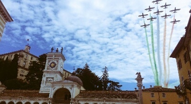 Il saluto della Pan dal cielo a Udine con il tricolore più lungo del mondo