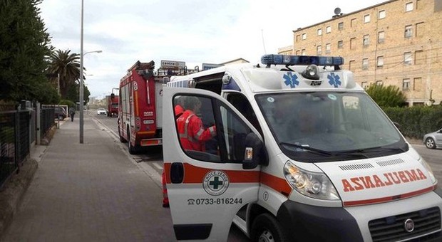 Ambulanza prende fuoco ​"Soccorsa" dai pompieri