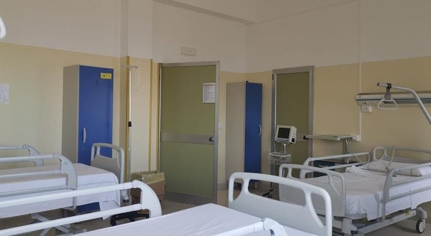 Covid center a Napoli, via i medici: restano solo infermieri