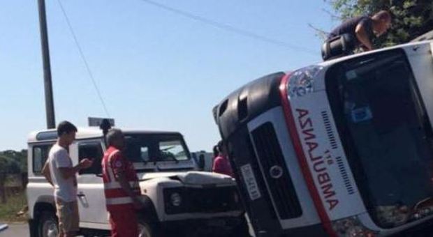 Incidente tra auto e ambulanza Tra i quattro feriti, anche il paziente