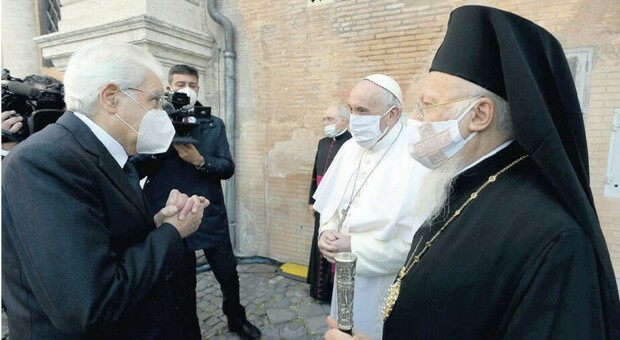 Il Papa in Campidoglio con la mascherina. E anche l'Islam condanna l'orrore di Parigi
