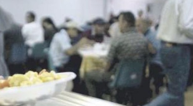 Covid, multati per assembramento i poveri in fila per il pasto alla mensa di “Veriamici”