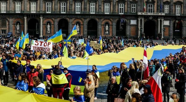 Napoli, la comunità ucraina con mega bandiera in piazza Plebiscito: «Aiutateci»