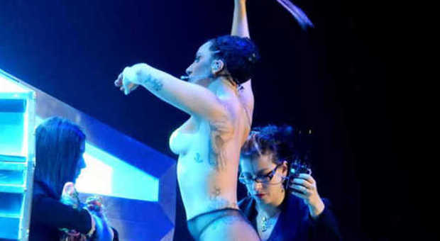 Lady Gaga in topless durante il concerto a Vienna