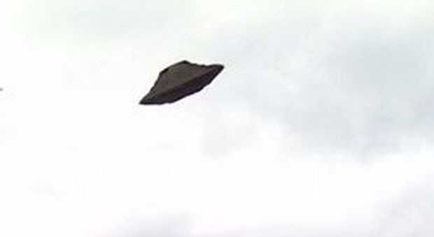 Ufo in Campania, la foto su Facebook del disco volante conquista i "like" del web