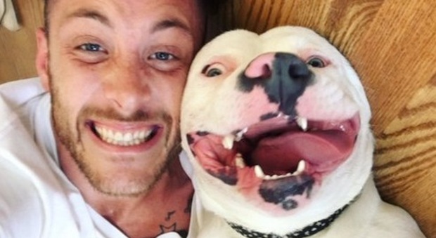La foto con il suo cane che sorride diventa virale: ora la polizia glielo porterà via...