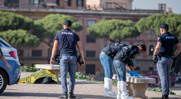 Roma choc, suicidio al Circo Massimo: guardia giurata si spara e muore sotto gli occhi dei passanti