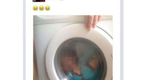 Il bambino down dentro la lavatrice