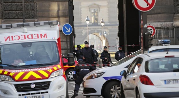 Parigi, assale militari al Louvre col machete: torna incubo terrorismo