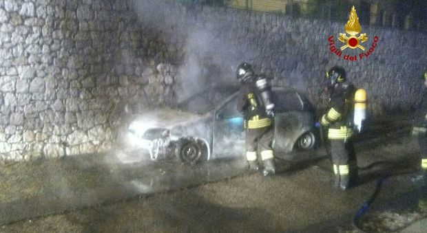 Incendio nella notte: due auto prendono fuoco per strada