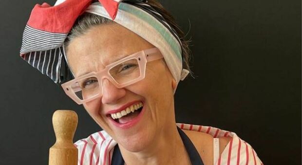Fiocco, occhiali e sorrisi: ecco Elisa Venturi, la chef social pesarese regina del popolo felice (e dei giovani fuori sede)