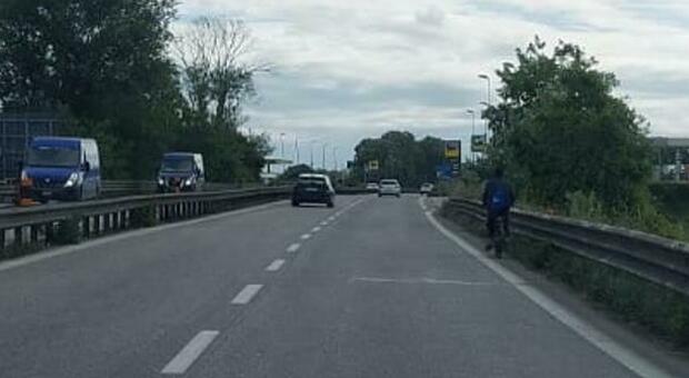 Dall'infrazione al pericolo: giovane straniero in bicicletta sulla superstrada Valdichienti